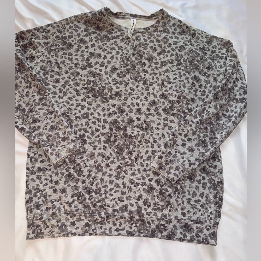 Athleta Women's Crewneck Sweater in Gray Leopard Size Medium